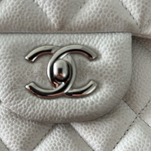Authentic Chanel bag needs refurbishing - Picture 7 of 7
